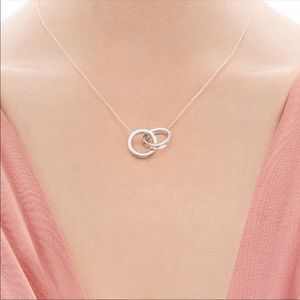 Interlocking circle necklace